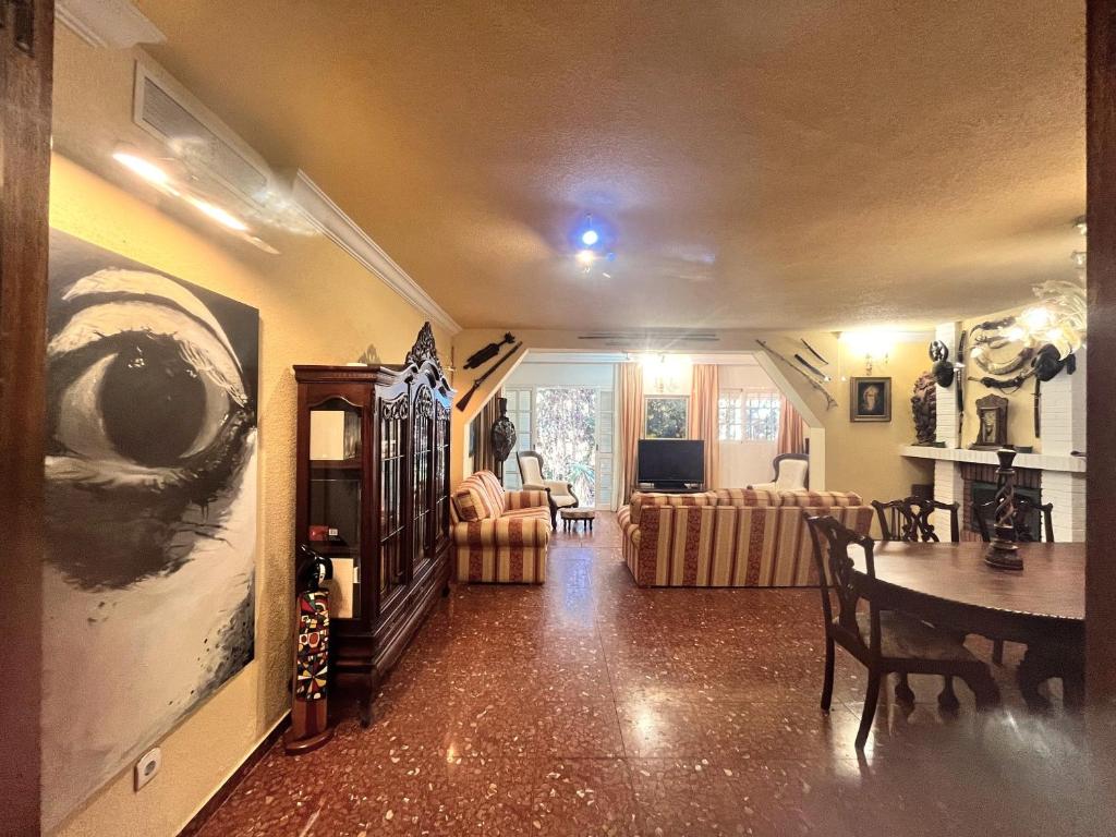 Rentcostadelsol Villa Pinares-Malaga 전경