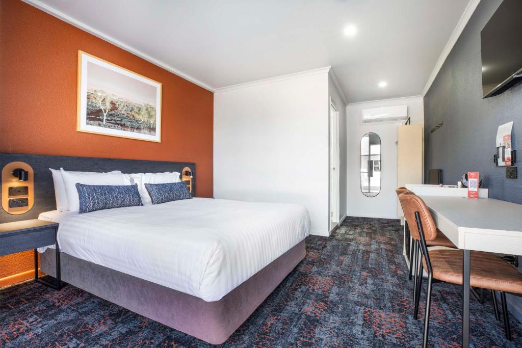 Nightcap at Horse & Jockey Hotel Warwick, Warwick