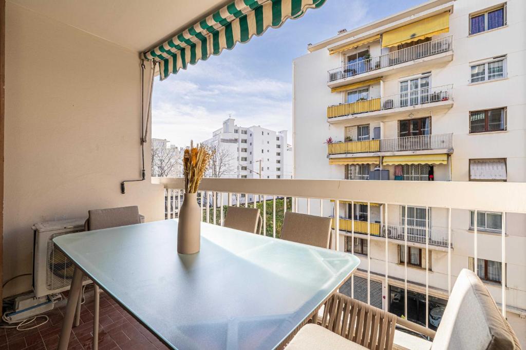 Sunny getaway with balcony and A-C in Antibes - 2
