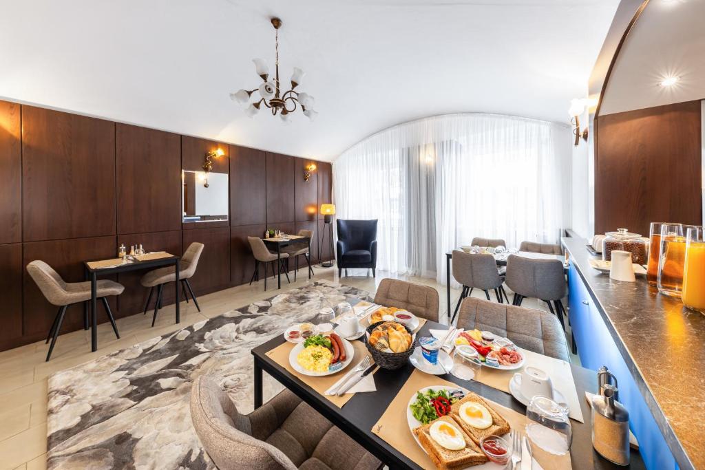 로얄 플라자 호텔 외관 및 객실