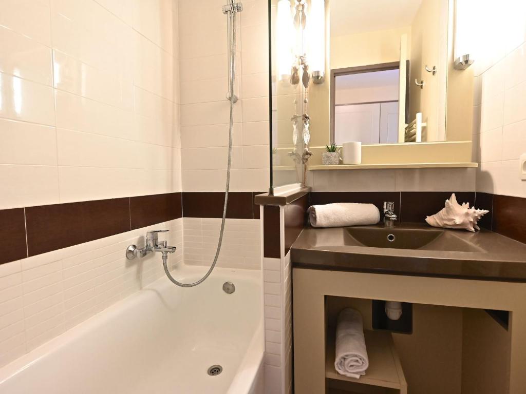 Apartment Le Village - E1 208 by Interhome - 5