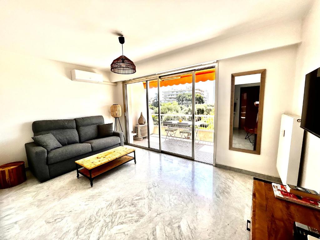 Superbe studio, 200 m de la mer, climatisé avec terrasse et parking privé, Cagnes-sur-Mer