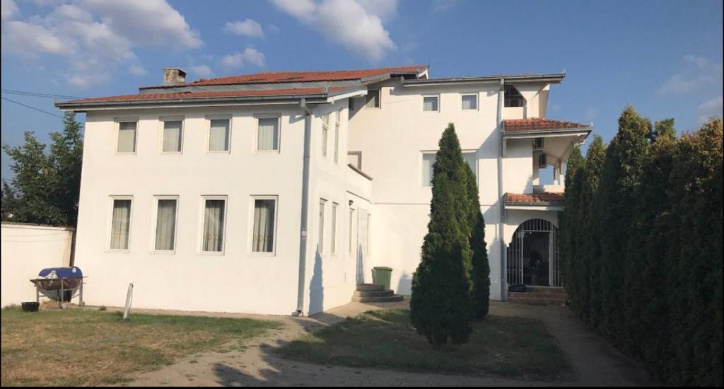 White house, Priština