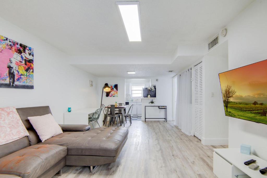 2B/2B, Free Parking, South Beach, 1 Block 2 Beach, Miami Beach