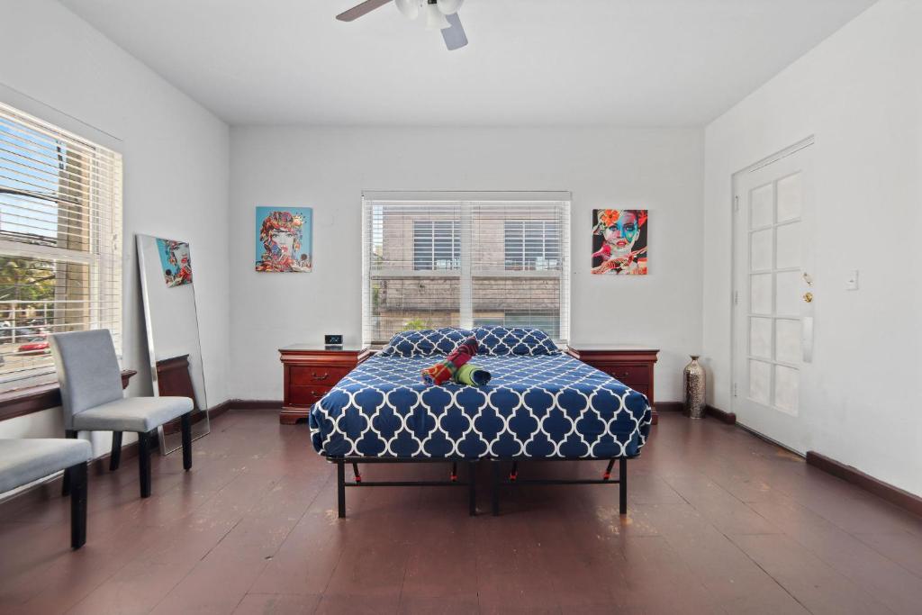 2 B/R w/Private Balcony, Heart of South Beach Deal, Miami Beach