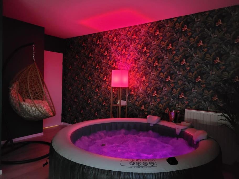 Amour & Romance l Jacuzzi XXL l Table de massage, Vigneux-sur-Seine