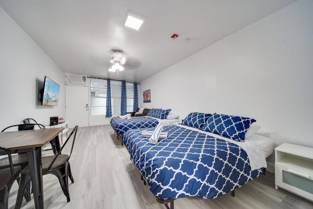 Deco Beachside Apt, w/2 Queen Beds, Washer/Dryer, Miami Beach