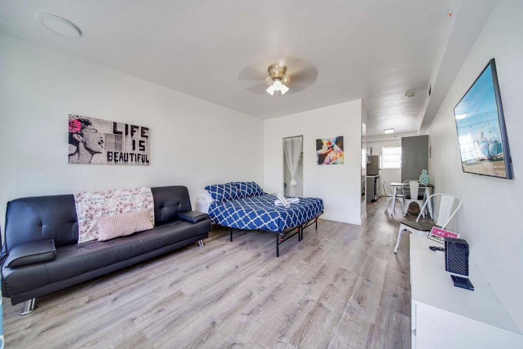 Deco Apt w/2 Queen Beds on Ocean Dr, South Beach, Miami Beach