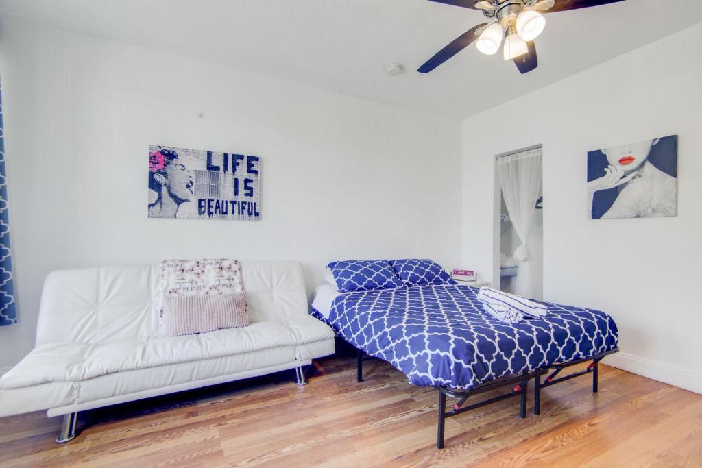 Stylish Ocean Dr Apt w/ 2 Queen Beds, Across Beach, Miami Beach