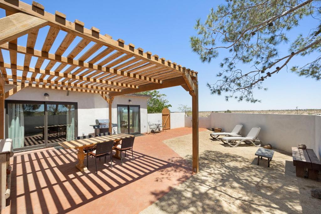 Mesa View Homestead - Cozy, 360 Views & Tranquility! home, Pioneertown