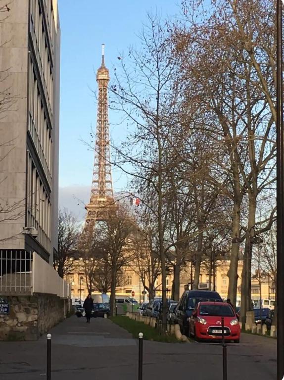 studio pour deux face a la tour Eiffel, Paris