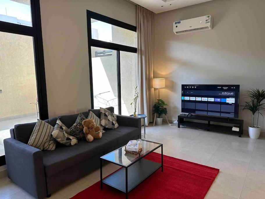 Fancy home W Pool,Gym &private Yard, 15min airpt, Rijád