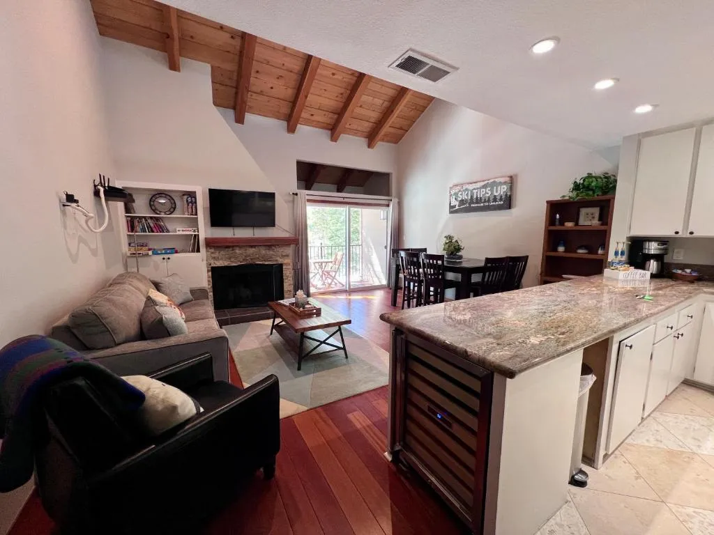 Alpine Escape: Tahoe Oasis Steps from Lake，位于玛瑙湾的酒店