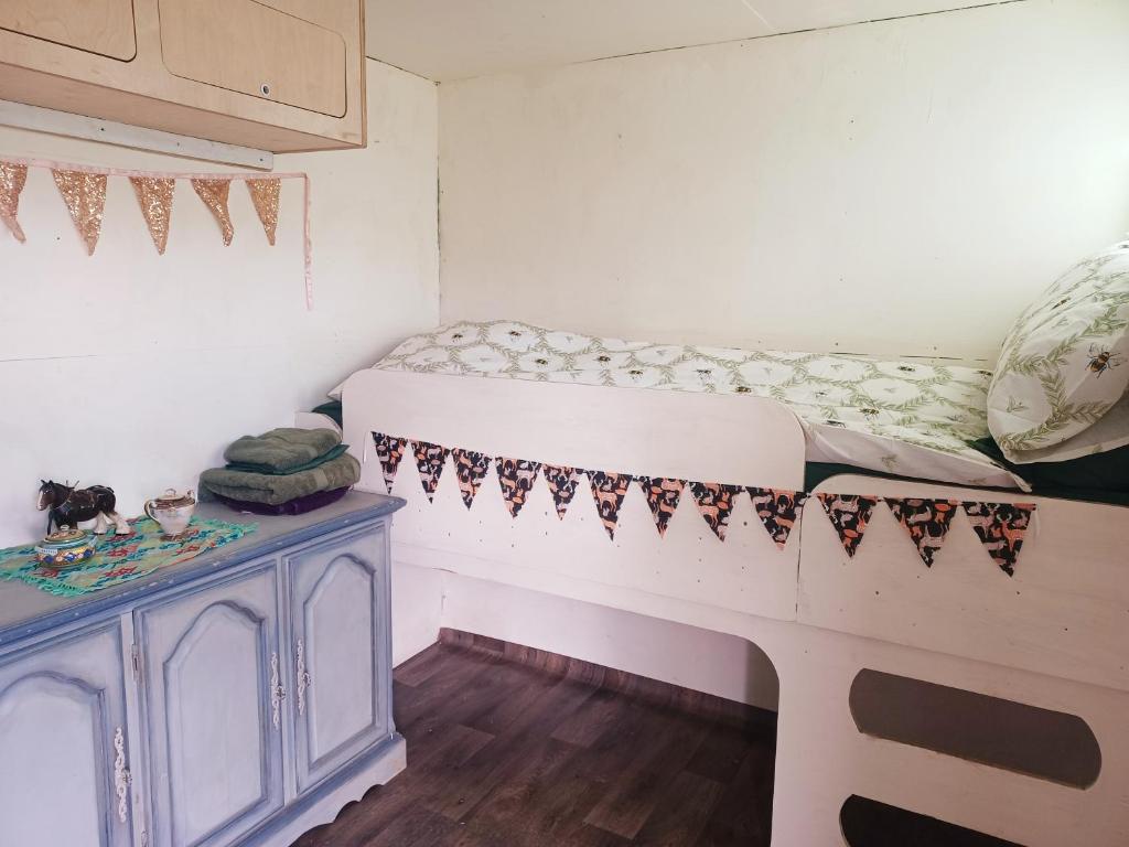 Secluded converted horsebox Retreat in Welcombe, Bideford