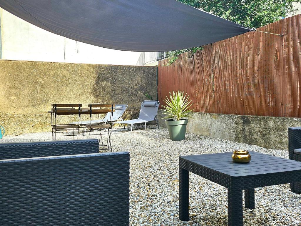 Superbe studio avec cour et parking gratuit à 5 min du château - 3