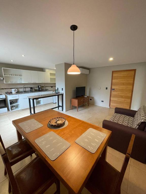 Acogedor departamento a metros del Parque San Martín y Arístides - 1