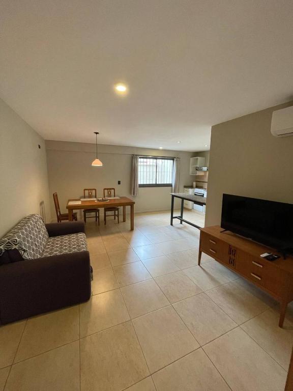 Acogedor departamento a metros del Parque San Martín y Arístides - 2