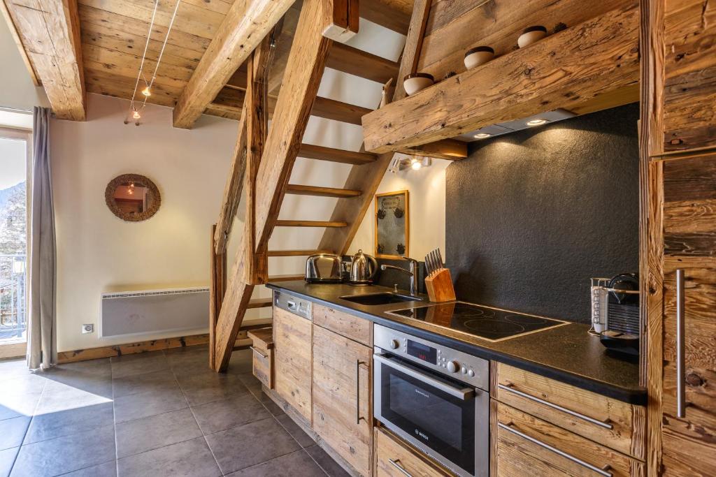 Apt Arsene 6 Chalet-Style Near Ski Sleeps 6 - Happy Rentals - 4