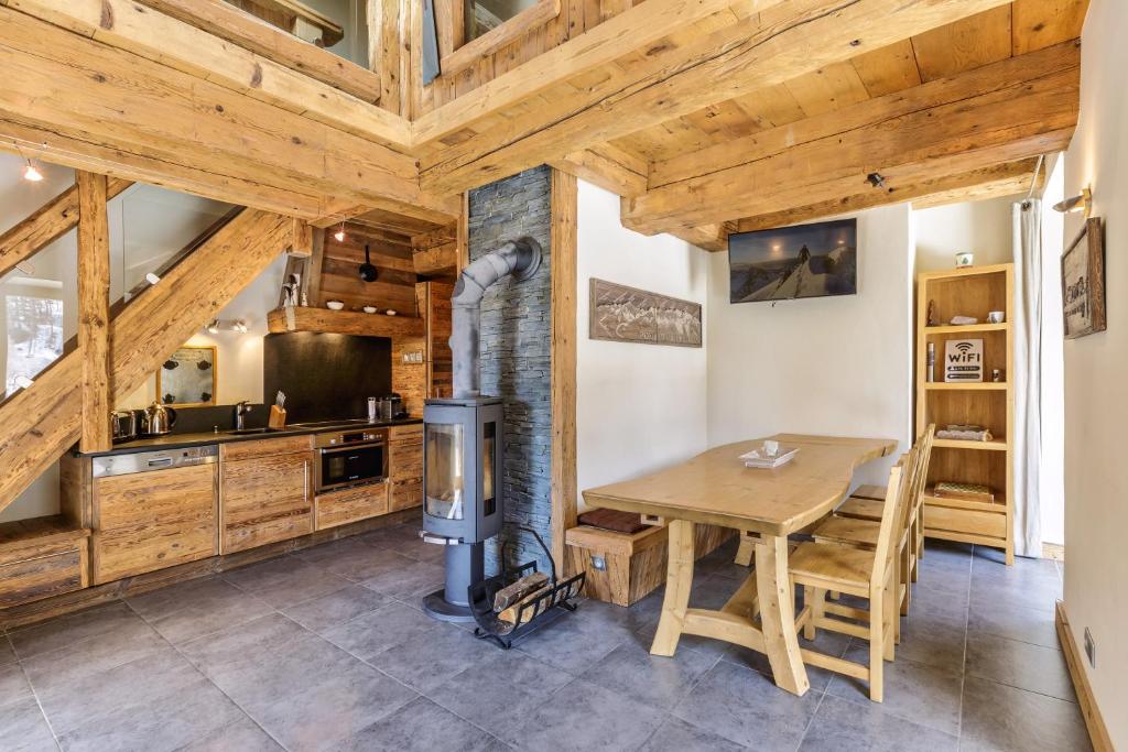 Apt Arsene 6 Chalet-Style Near Ski Sleeps 6 - Happy Rentals - 3