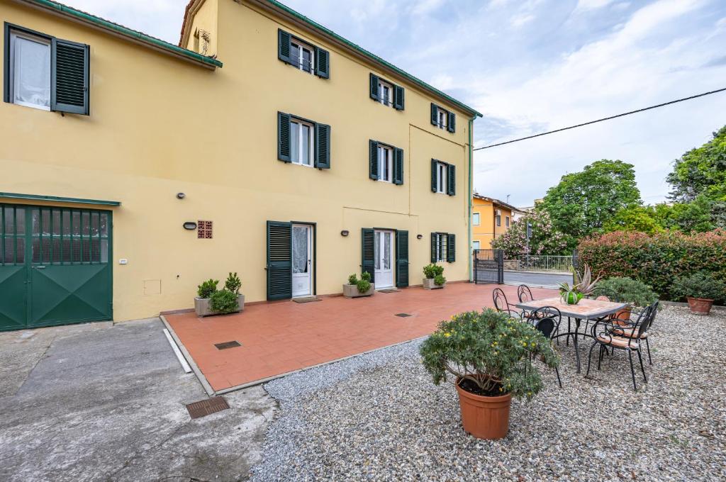 GuestHost - Irene Holiday Home with Patio and Parking - 1