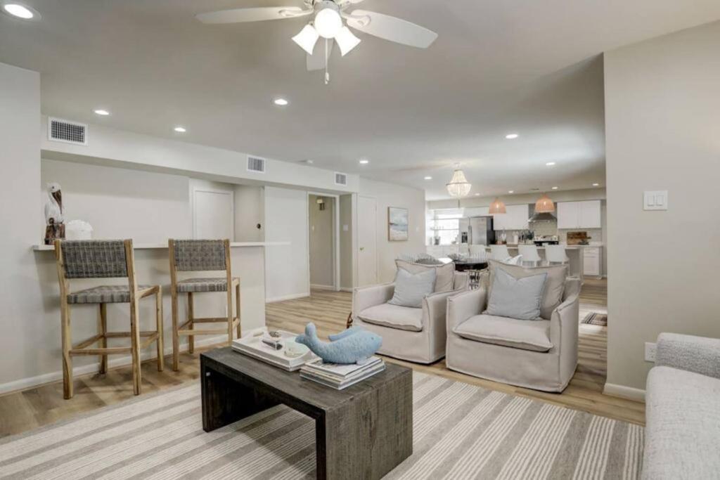 Harbor HideAway with Heated Pool 1 Mile to Beach and close to Cruise Terminal, Galveston