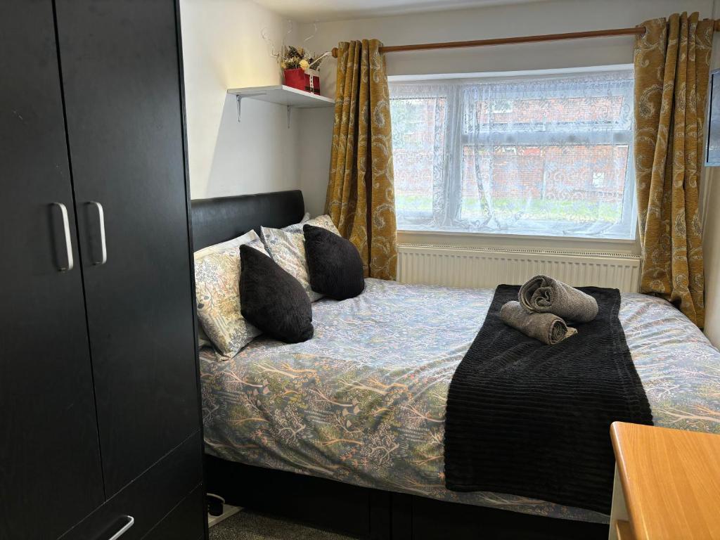 Practical onsite Cosy Studio with Shared Entrance, Coventry