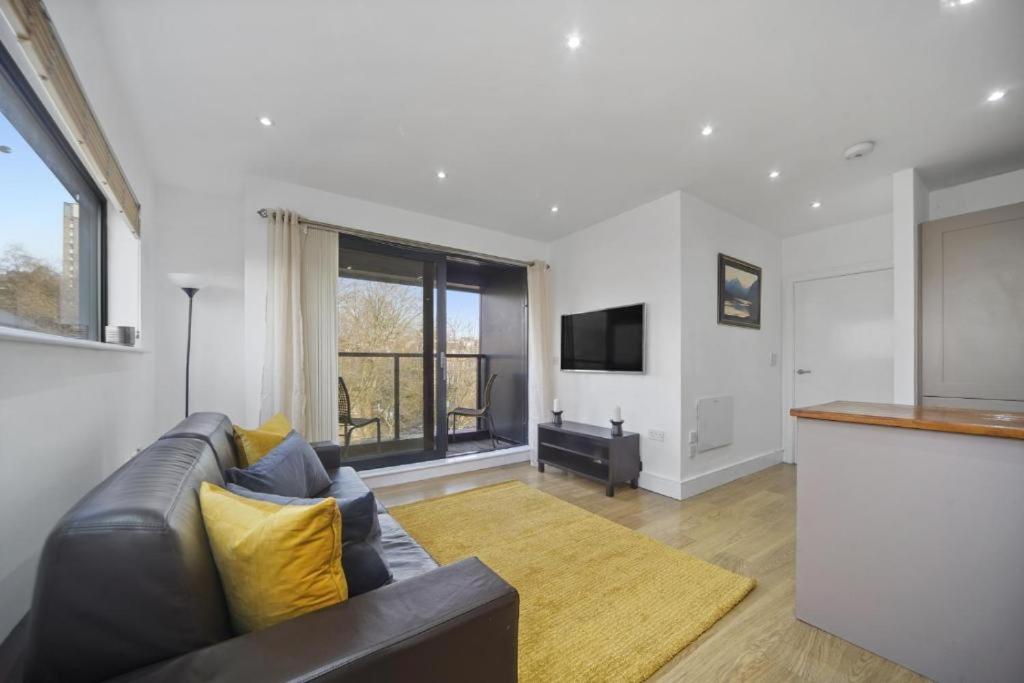 Modern 2-Bedroom, 2-Bath Apartment in Tower Bridge & London Bridge - Unbeatable Location & Transport Links, Londýn