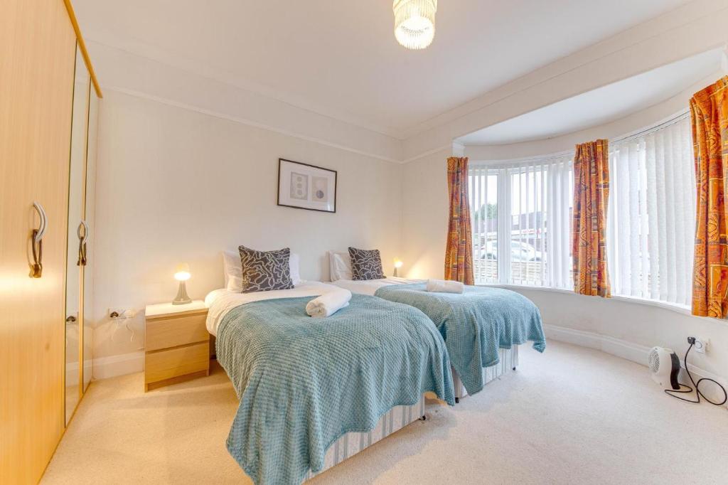 3BR Detached Bungalow with Parking, Stannington