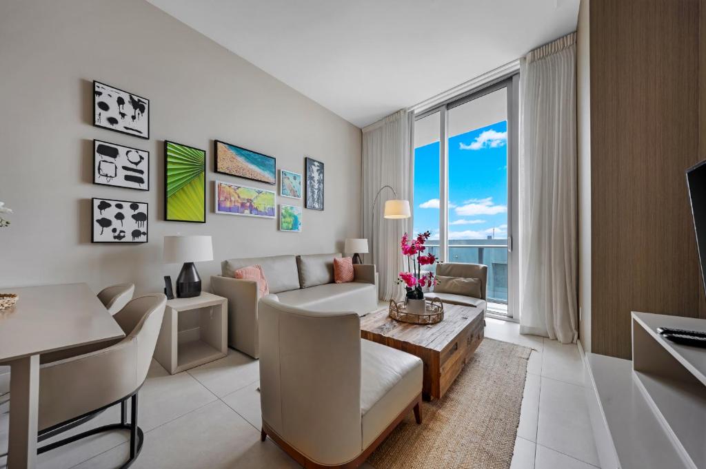 Wake Up to the Sound of Waves in a Stylish Condo in a Luxury Resort, Hollywood
