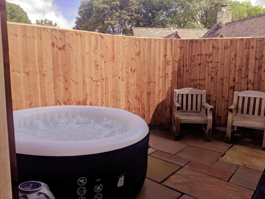 Dawel Lodge with Hot Tub and Logfire, Llanferres