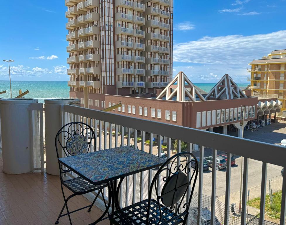 NINFEA SEAVIEW APARTMENT - Elegant, Bright and Spacious, Steps from the Sea & Station, Nettuno