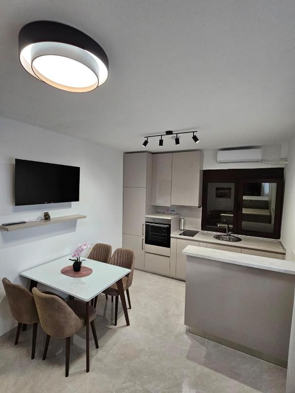 Kitchen, Apartments Radosavovic in Bar