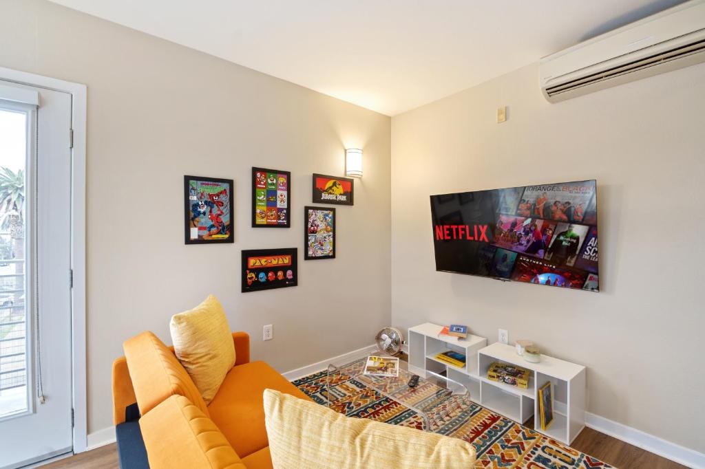 Artistic Studio in Downtown SM with Breathtaking Skyline View, Los Angeles