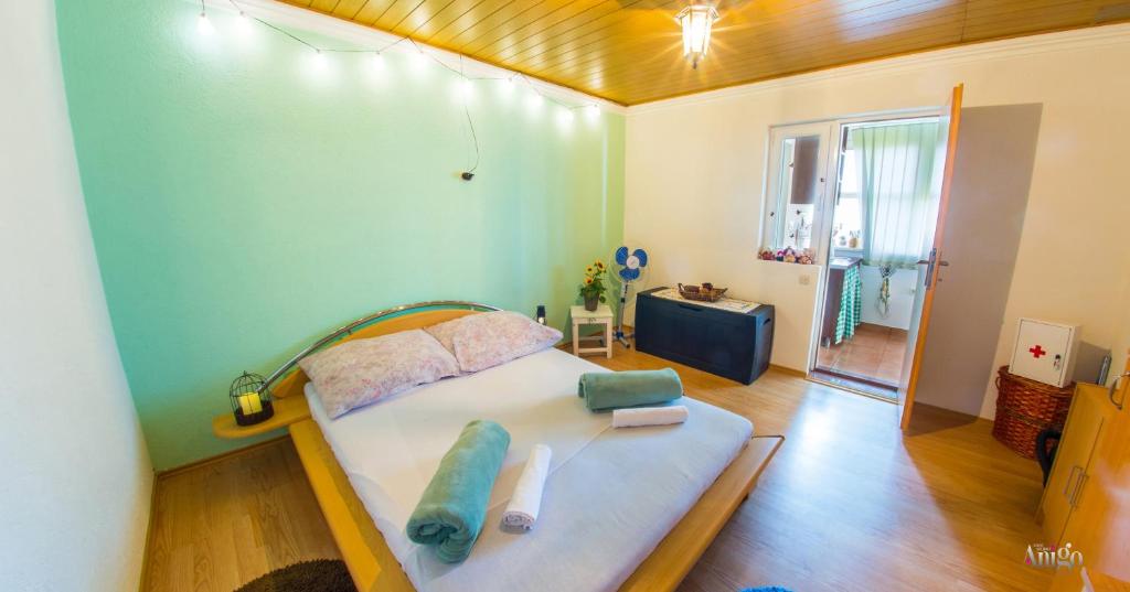 Retro Pool House - 4