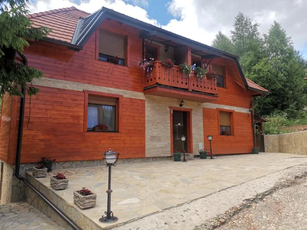 Tarska Svitanja, hotel in Mitrovac