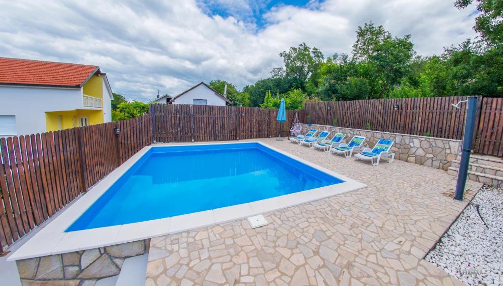 Retro Pool House - 3