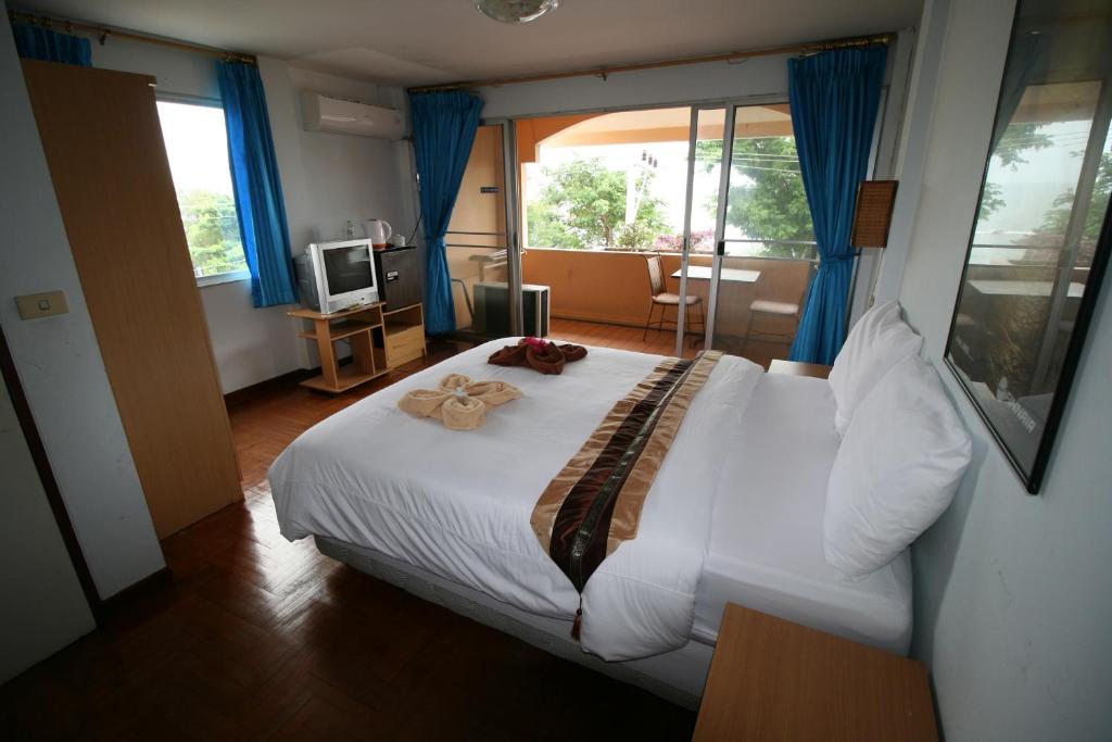 Beachfront Hotel Cha Am photo