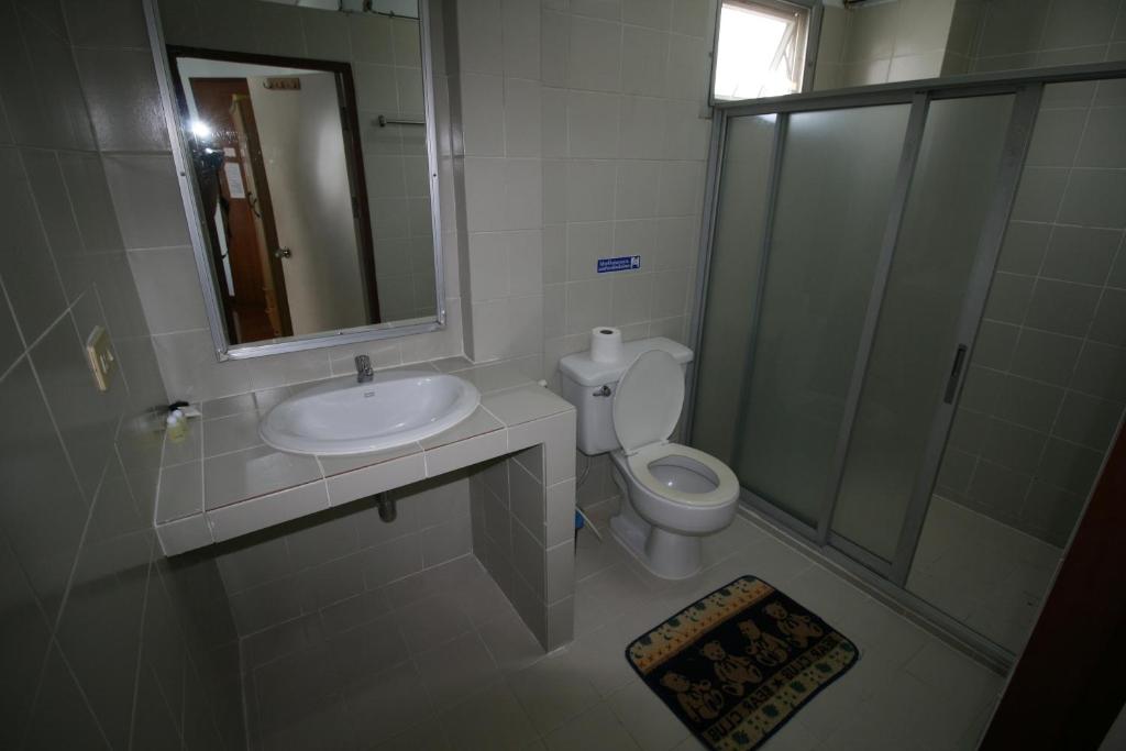Beachfront Hotel Cha Am photo