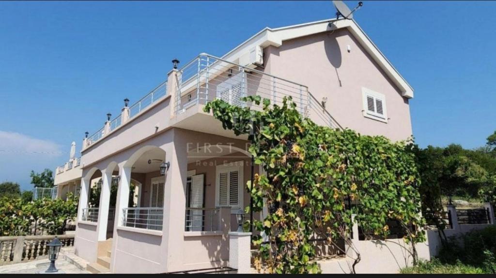 Villa Vukic, Krimovice