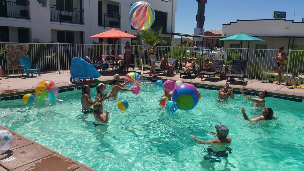 Ramada by Wyndham Kingman photo
