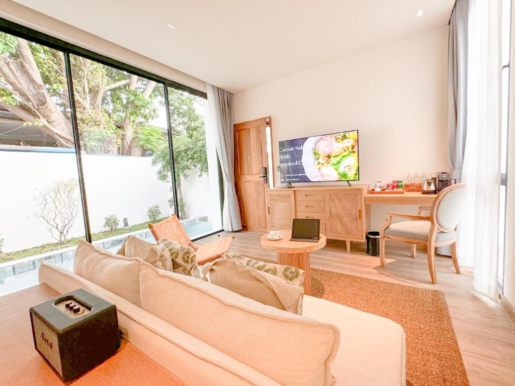 Shared lounge/TV area