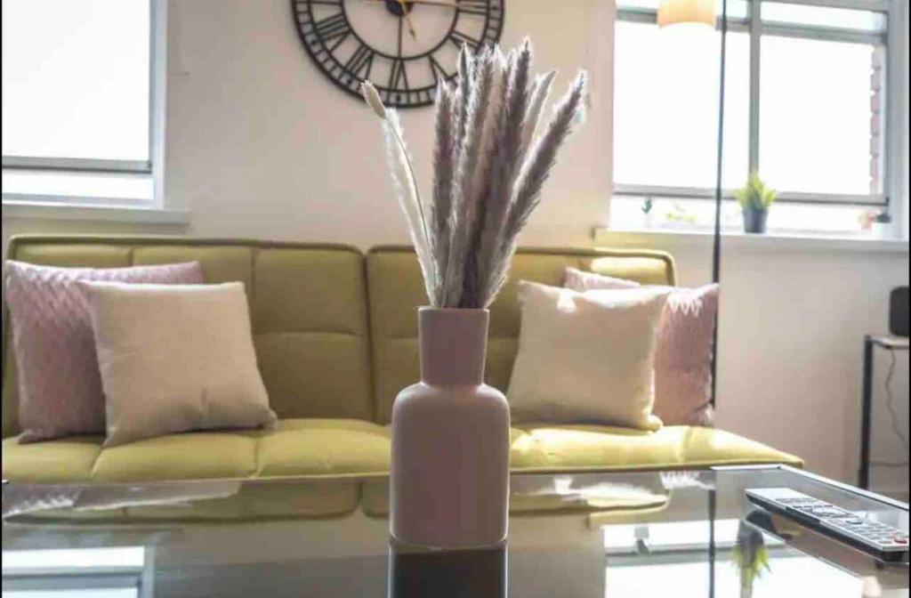 Cozy 2BR Retreat, London Rental!, Лондон