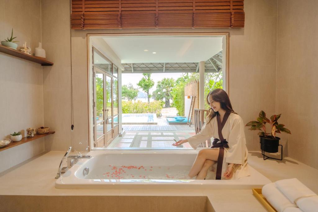 Bathroom, Sirarun Resort in Prachuap Khiri Khan