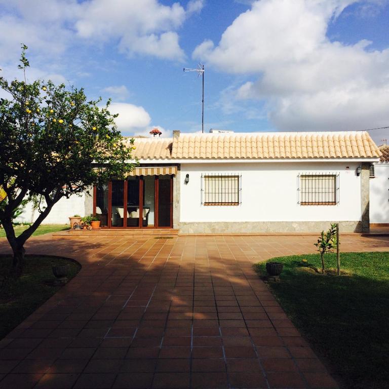 Precioso chalet con jardín en Chiclana - 1