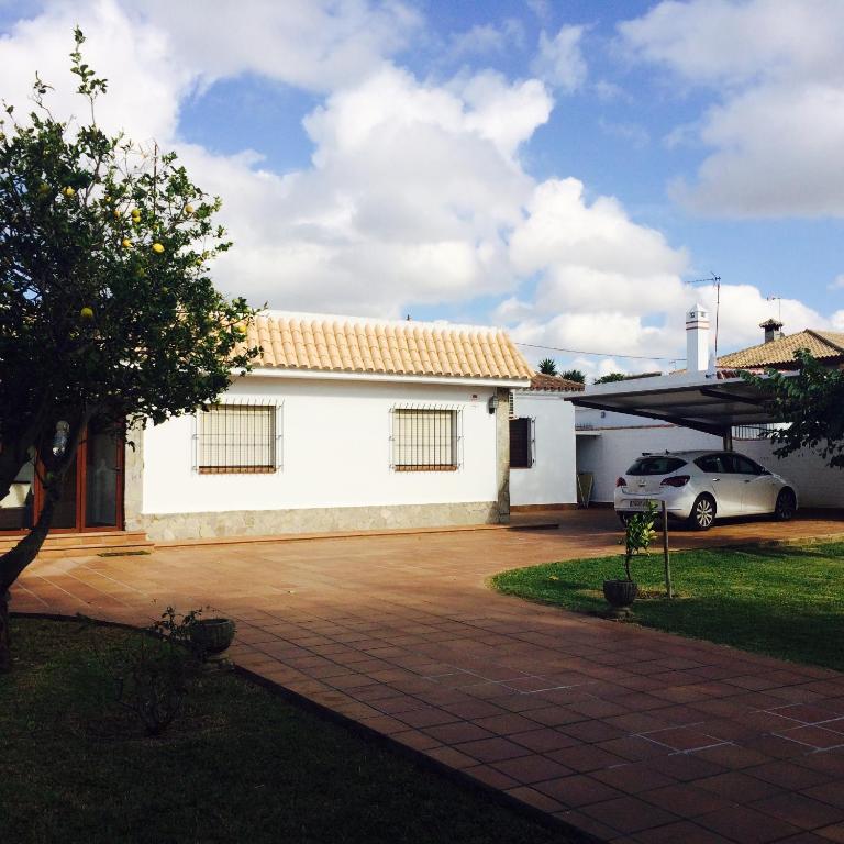 Precioso chalet con jardín en Chiclana - 2