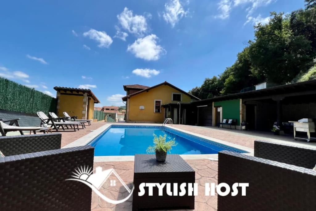 Secret Paradise, Stylish Host, Camargo