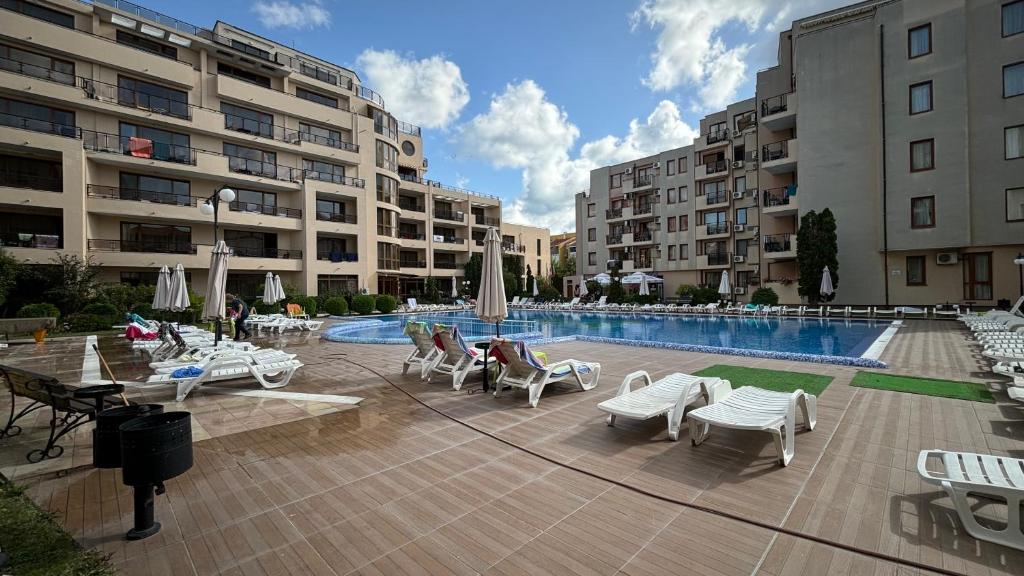 Studio with pool view, Slunečné pobřeží