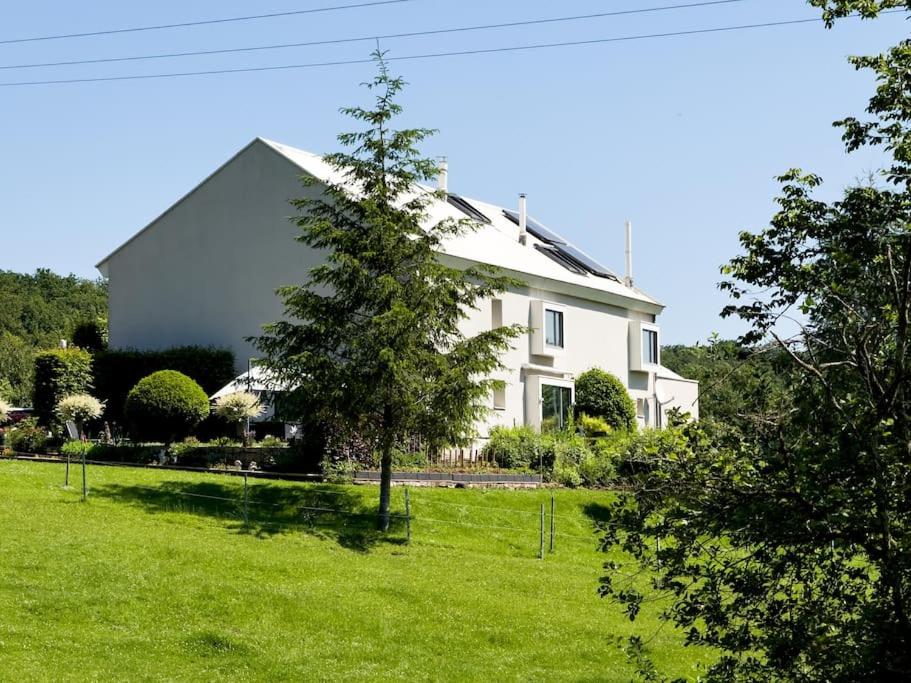 Whispering Pines, Folkendange