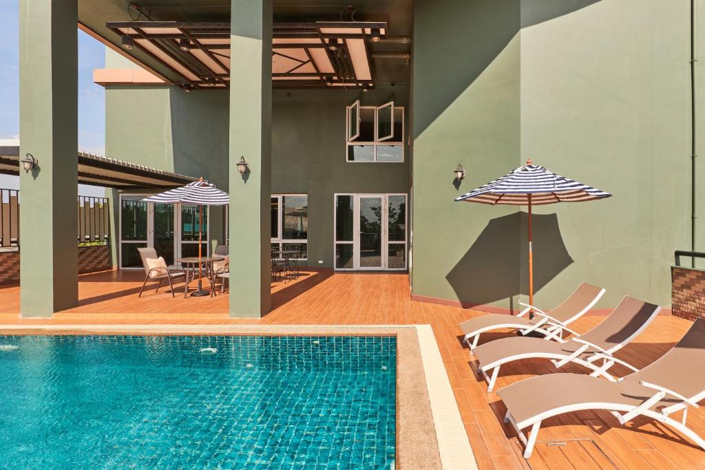 Swimming pool