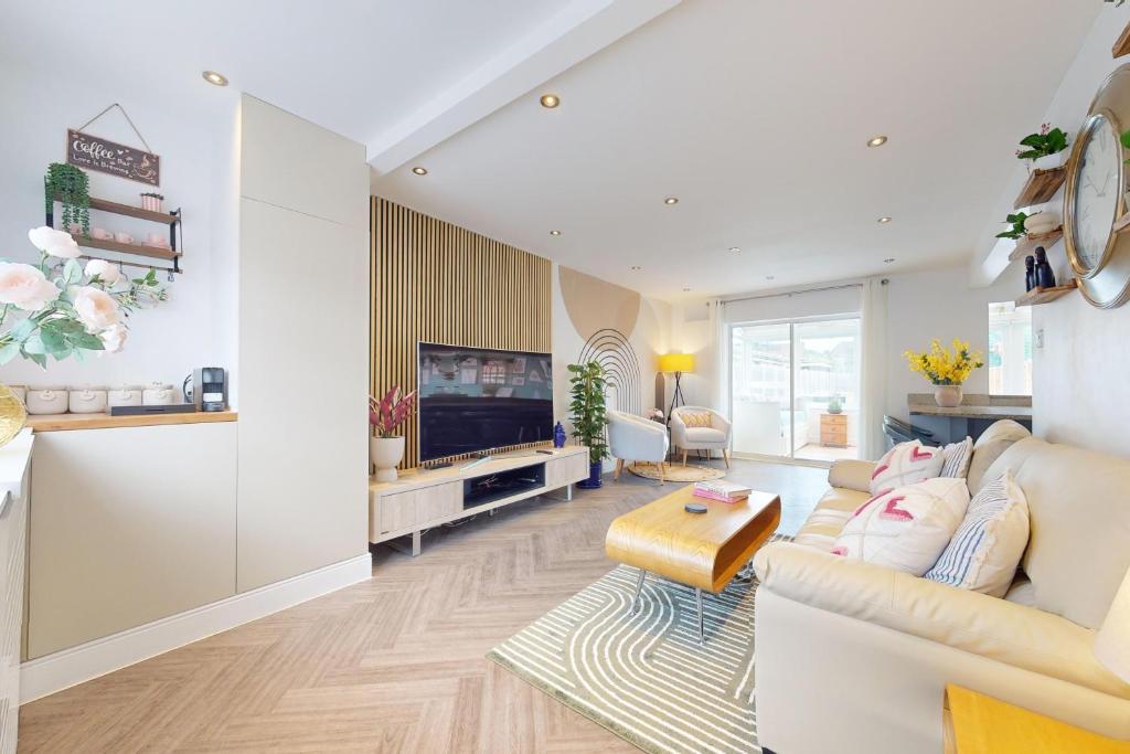 Buttercup Nest of Wimbledon, Raynes Park